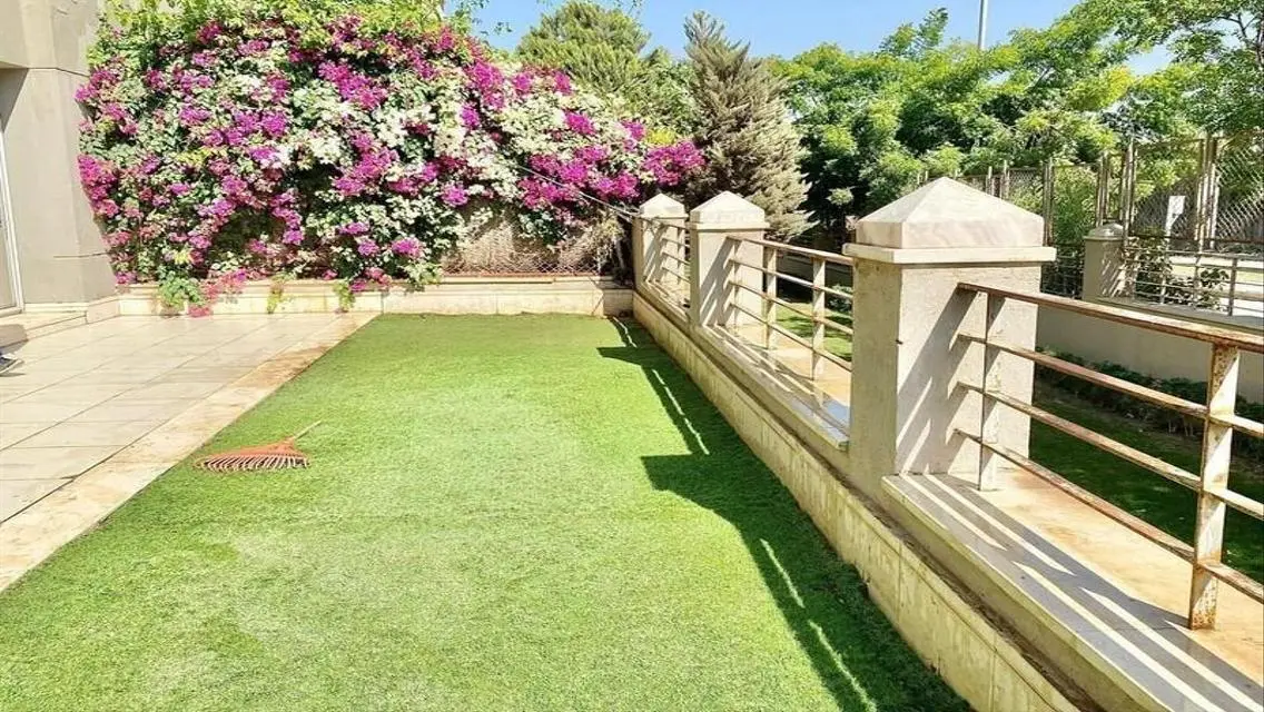 Furnished ground studio with special finishes