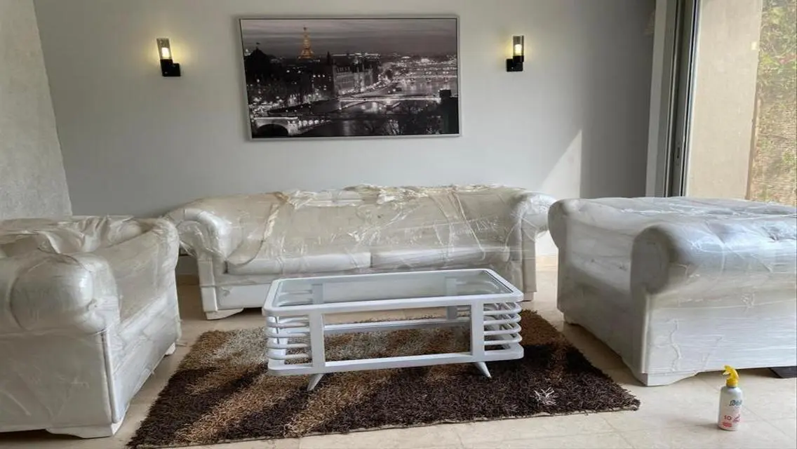 Furnished ground studio with special finishes