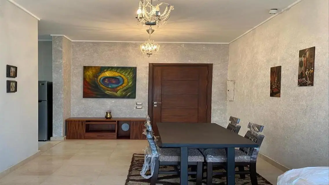 Furnished ground studio with special finishes