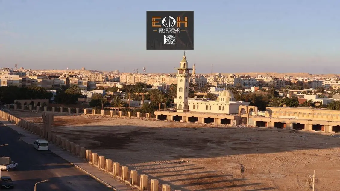 فيلا فاخرة للبيع مع مسبح خاص وحديقة في منطقة متميزة