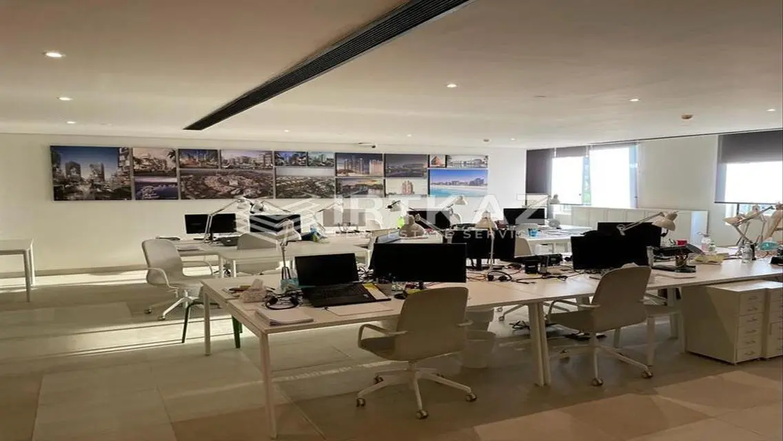 Office 300m Fully Finished With Prime Location