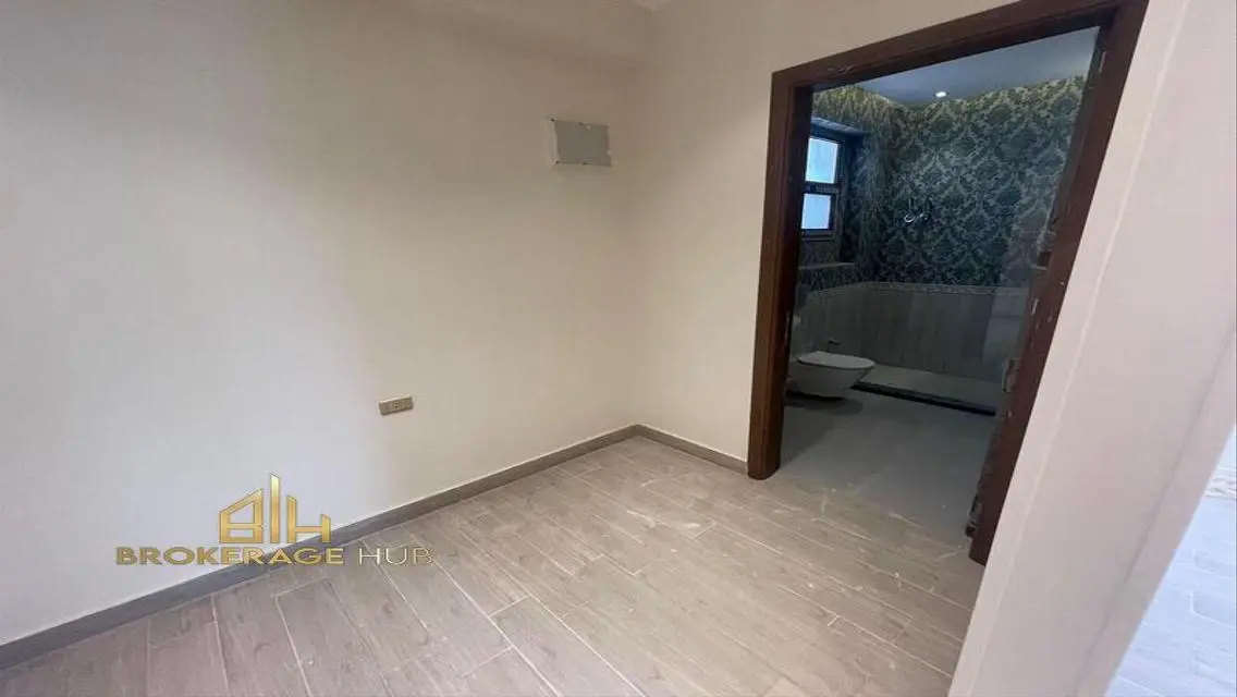 دوبلكس للايجار لوكيشن مميز ايستاون ,