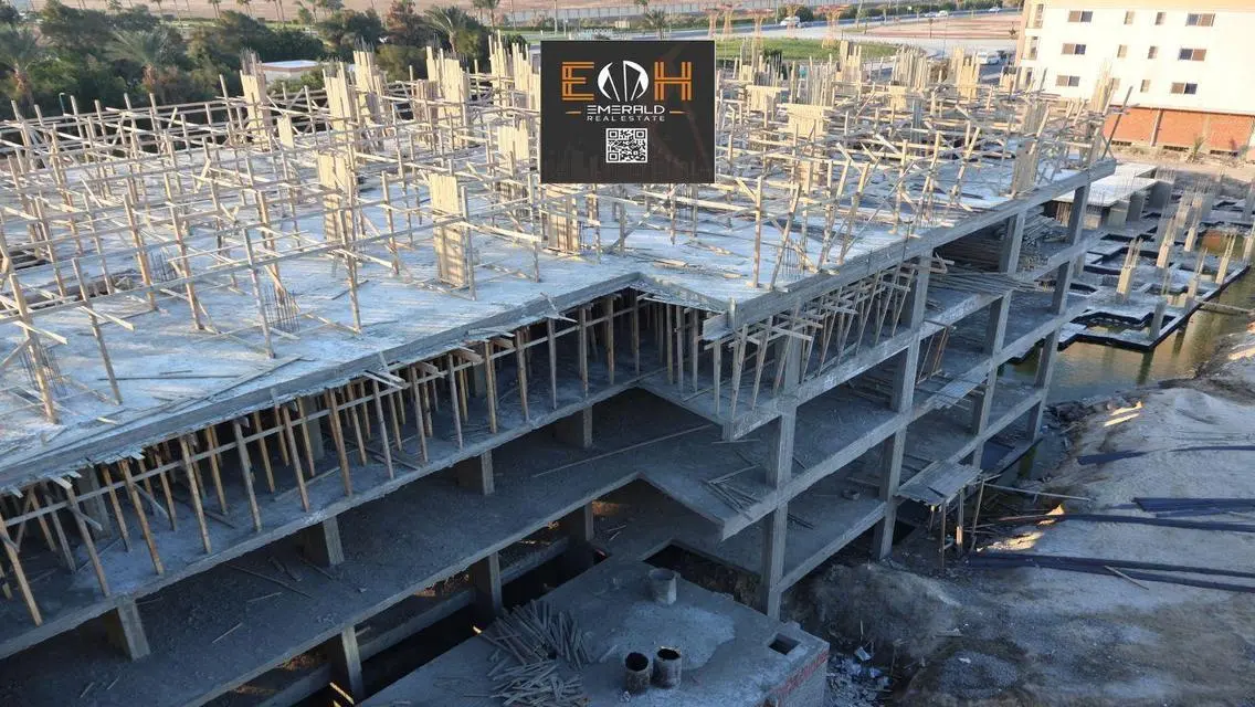 شقة فخمة بمساحة واسعة مع مسبح خاص وحديقة
