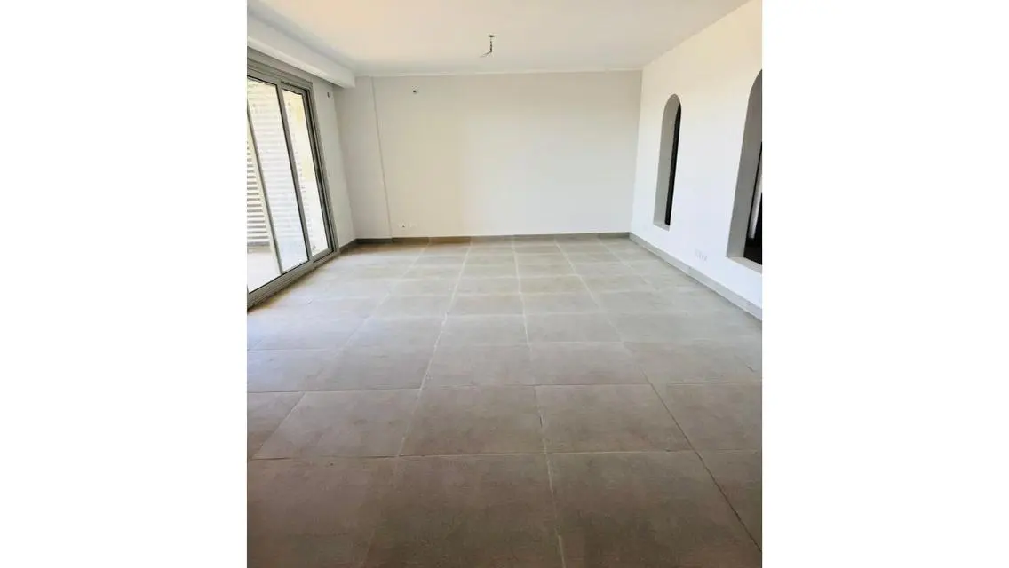 اول سكن مطبخ و تكييفات فيو رائع و مميز