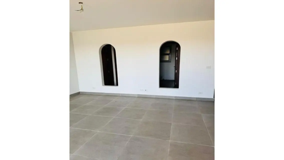 اول سكن مطبخ و تكييفات فيو رائع و مميز