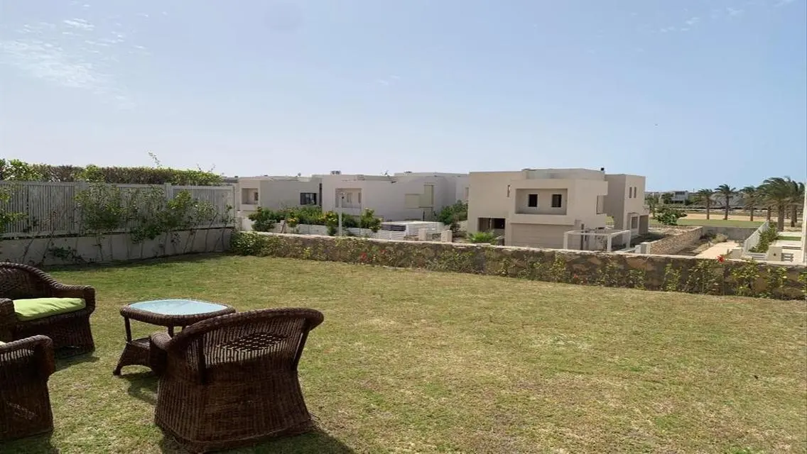سينيور شاليه ارضي  تشطيب كامل ث فيو جولف باقل سعر