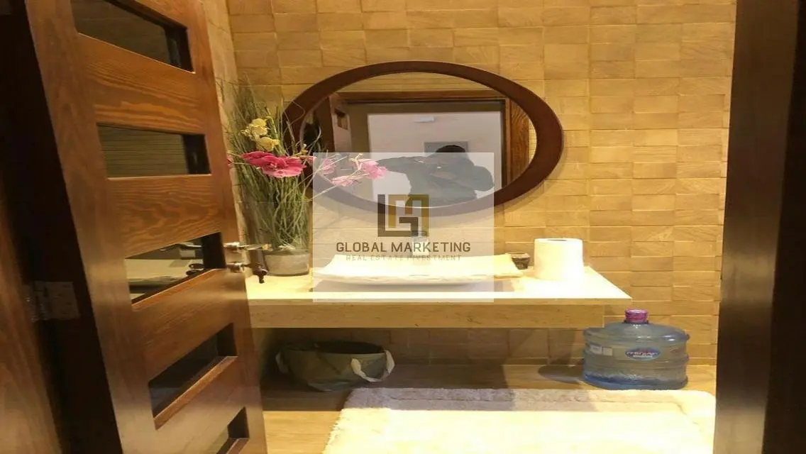 فيلا بحديقة مفروشة مودرن للايجار في كمبوند لاتيرا