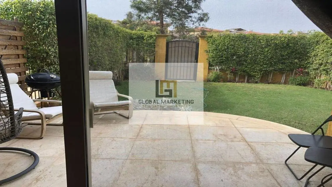 فيلا بحديقة مفروشة مودرن للايجار في كمبوند لاتيرا