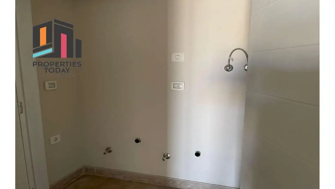 flat 237 sqm super deluxe finishing ACs &amp; kitchen