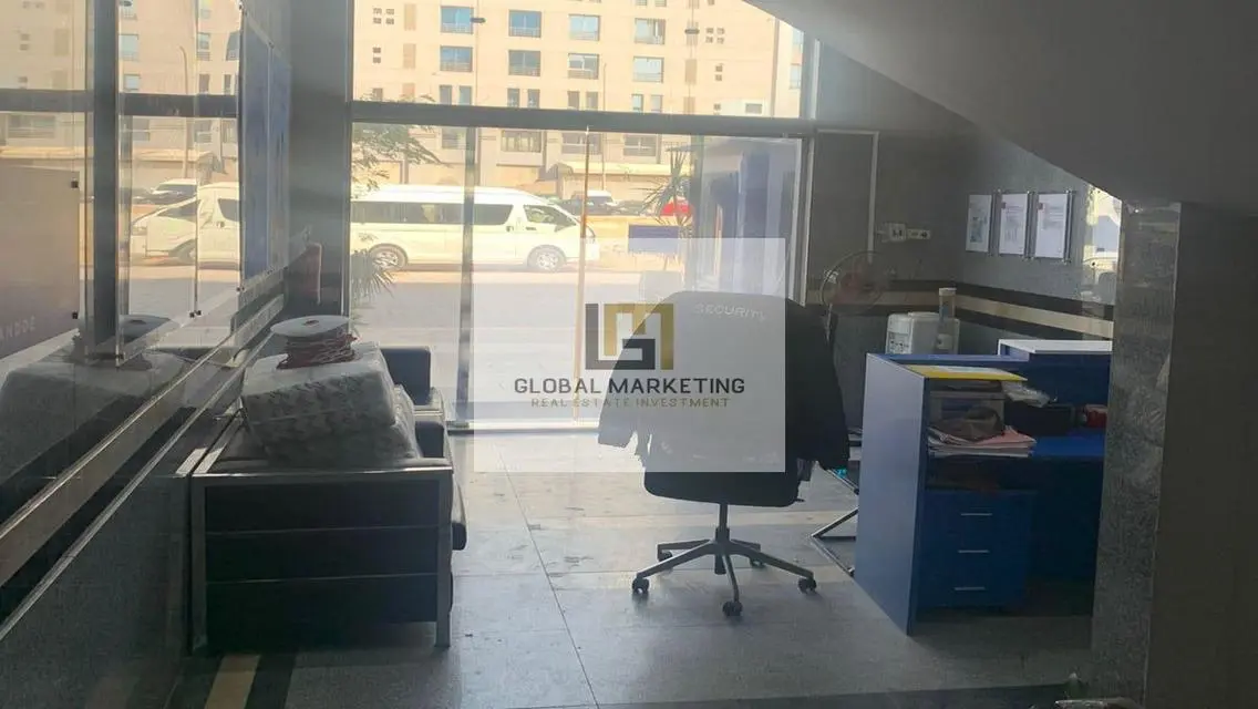 مبنى 3500م متشطب بالكامل للايجار على شارع التسعين