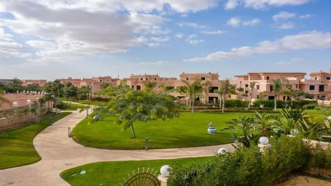 للبيع توين هاوس ب كمبوند كيلوبترا سكوير بتسهيلات
