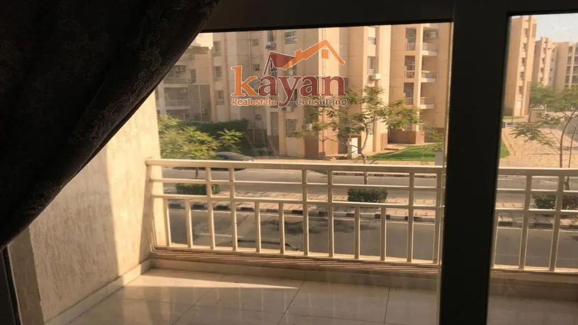 شقة امامية للبيع بمدينتى 200م B11 تشطيبات خاصة