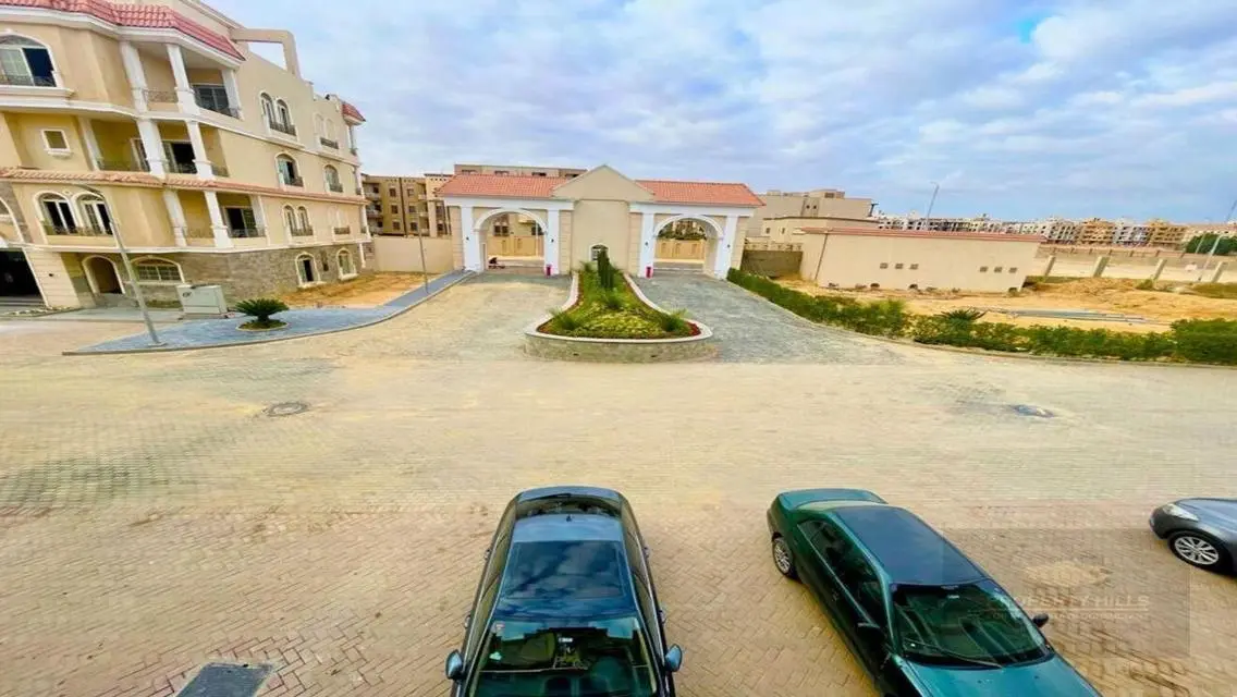 فيلا فاخرة للبيع مع حديقة خاصة ومسبح مشترك
