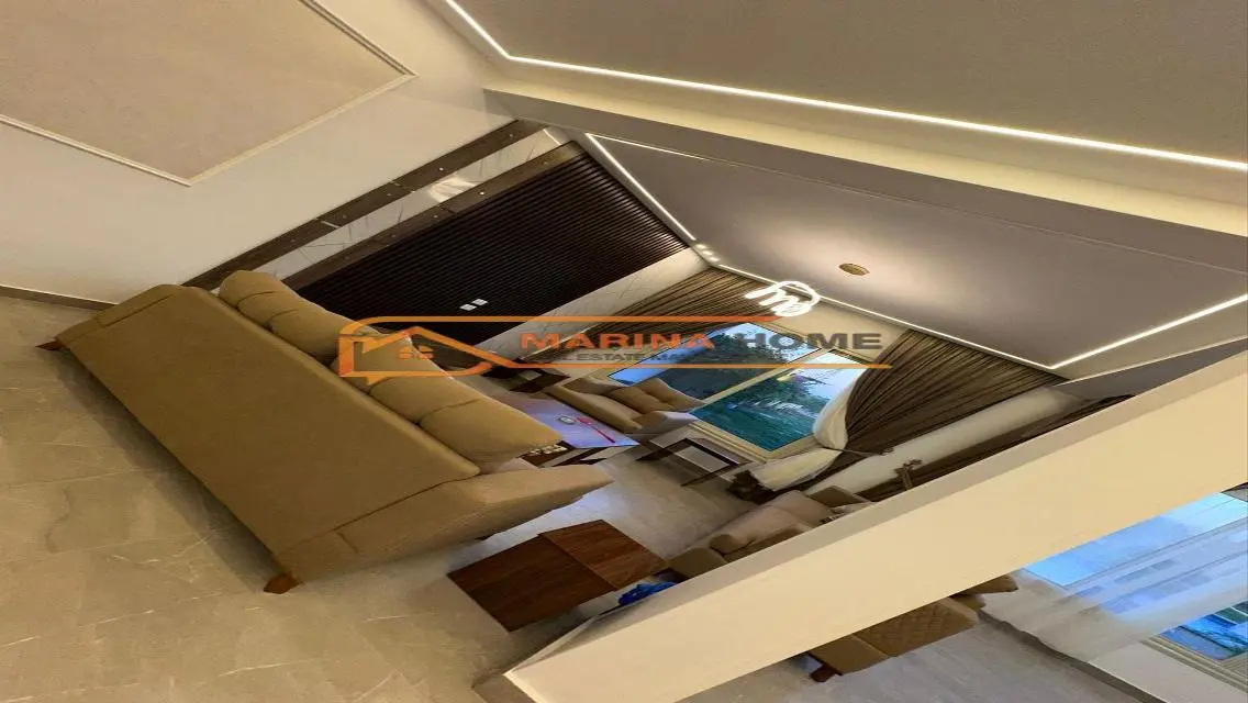 ڤيلا للبيع  مارينا ٥ اول صف بحيرة رملية حمام سباحة