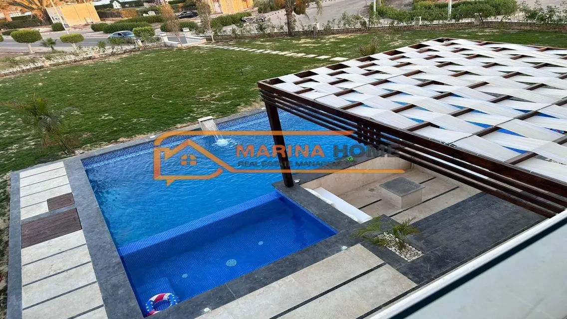 ڤيلا للبيع  مارينا ٥ اول صف بحيرة رملية حمام سباحة