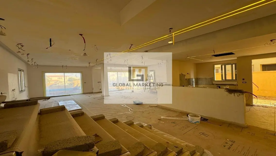 Luxury Apartment with Private Garden and Lake View