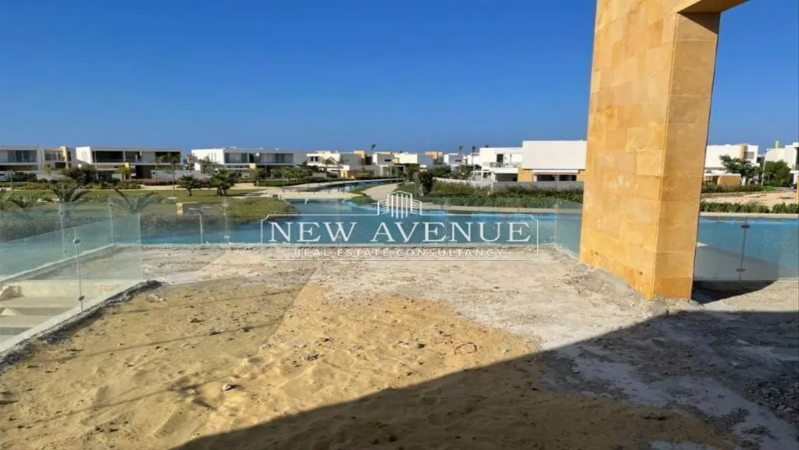 Villa for sale 3rd row on sea in Seashell