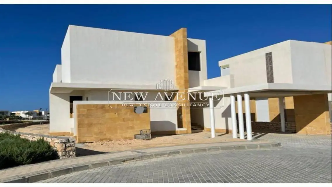 Villa for sale 3rd row on sea in Seashell