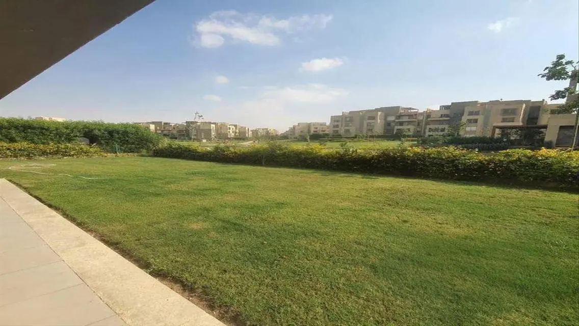 شقة بجاردن متشطبه بالكامل في بالم باركس للبيع