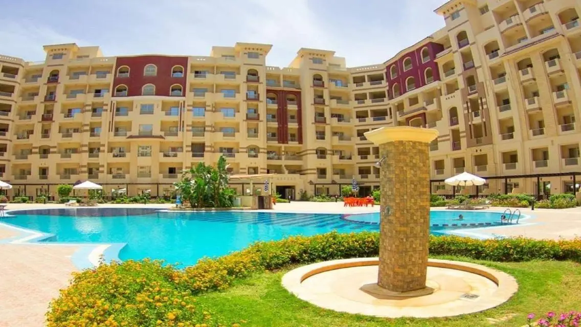 ستوديو فيو حمام سباحة بمنتجع فلورينزا بعرابيا
