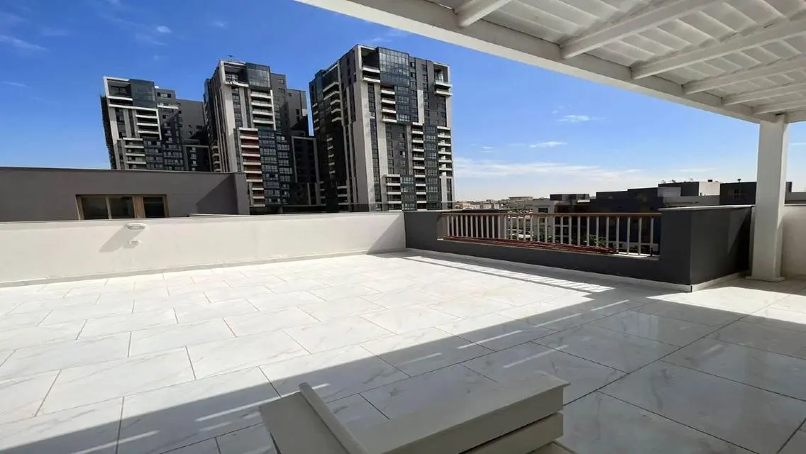 شقة إيجار بكومباوند أيون أول سكن مفروشة بالكامل  .