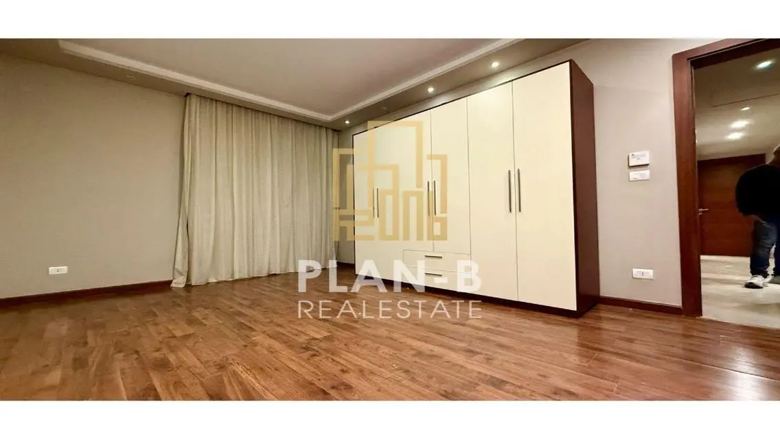 For rent, a ground floor apartment with a garden