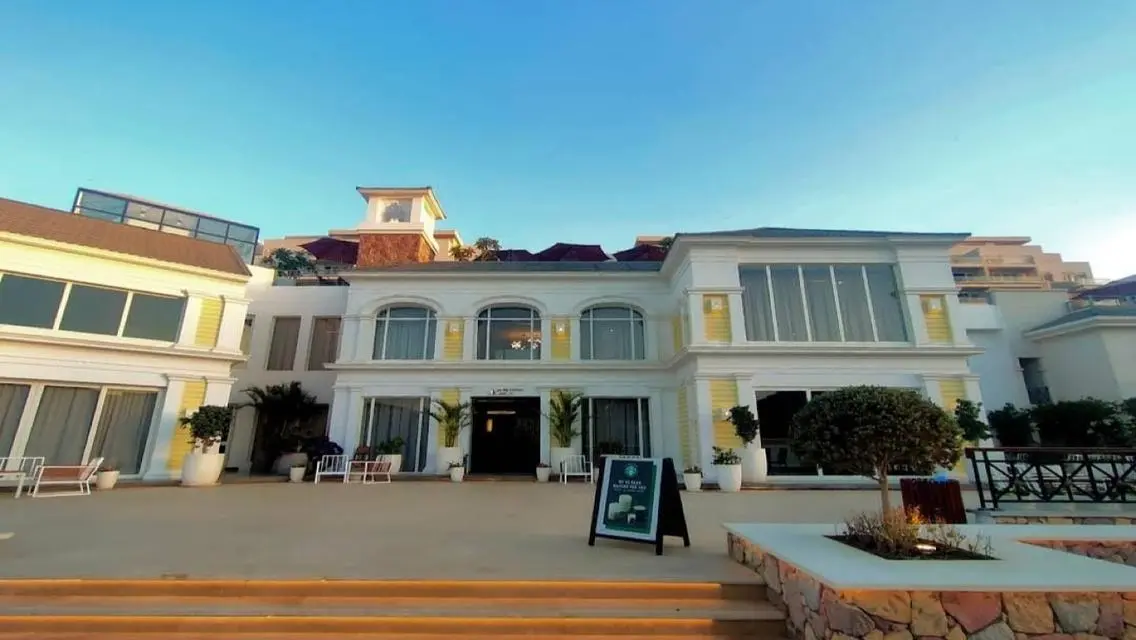 sky loft for sale with prime location in club park