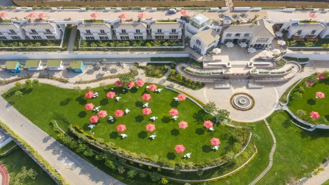 sky loft for sale with prime location in club park