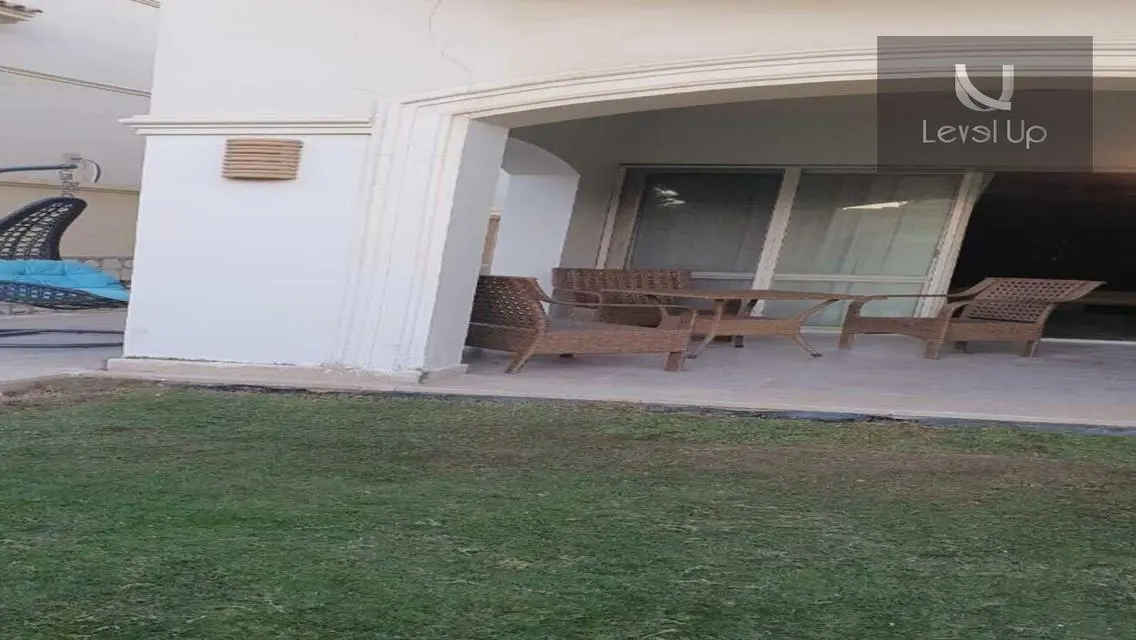 توين هاوس للبيع مساحات مميزة بالفرش في الباتيو 1