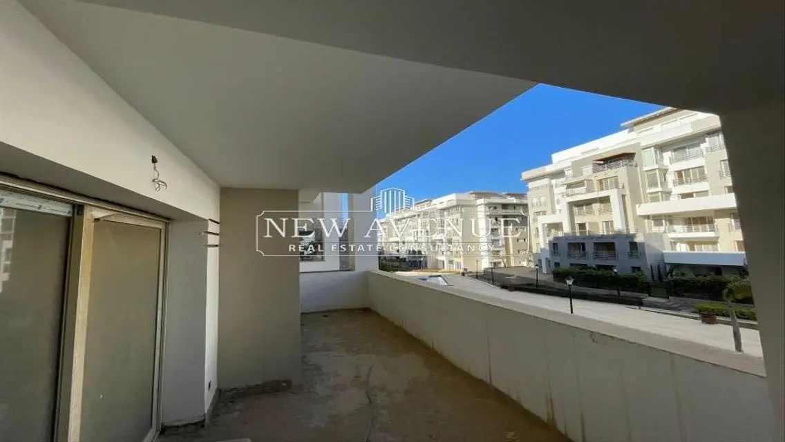 Luxury Apartment with Expansive Space in Prime Location