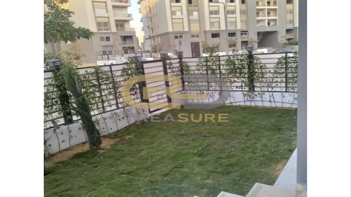 شقة بجاردن للإيجار في هايد بارك بالمطبخ والتكييفات