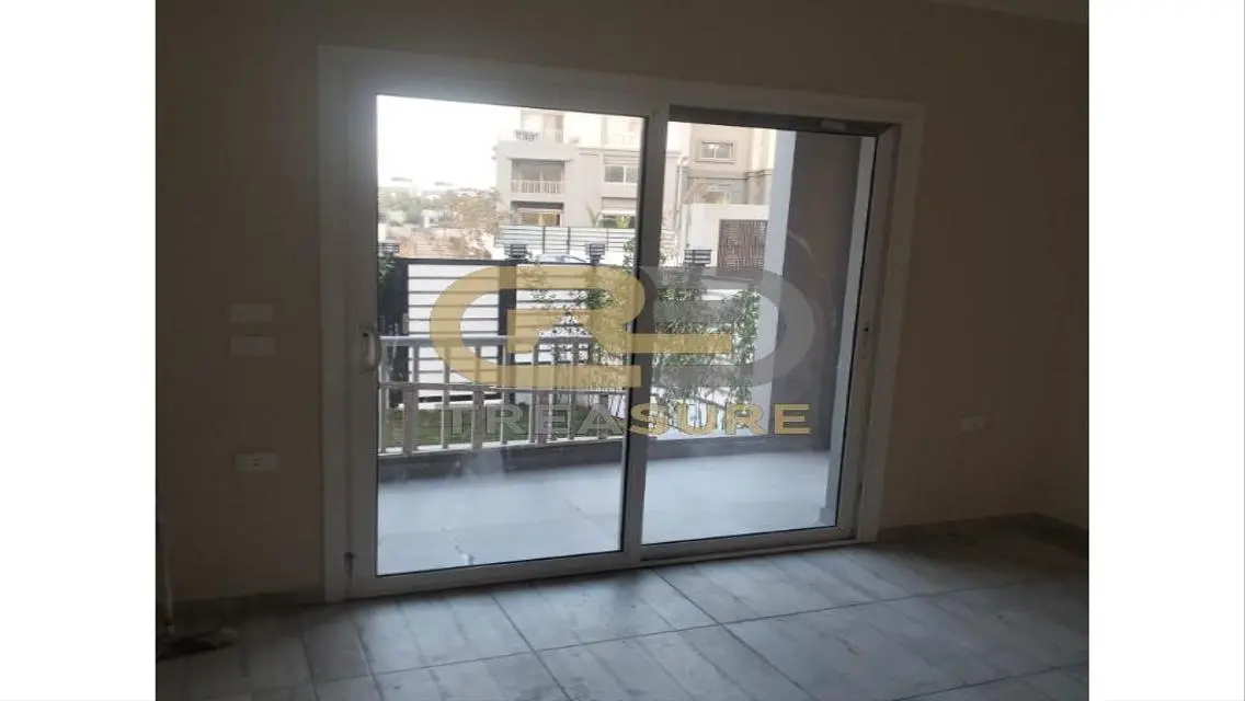 شقة بجاردن للإيجار في هايد بارك بالمطبخ والتكييفات