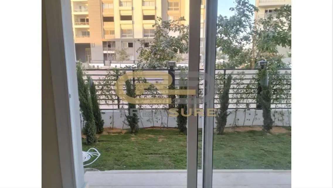 شقة بجاردن للإيجار في هايد بارك بالمطبخ والتكييفات