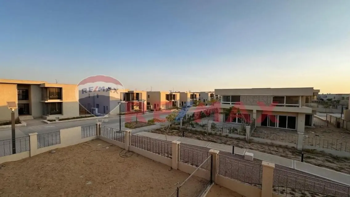 عقار فاخر مع غرف خادمة وحديقة خاصة