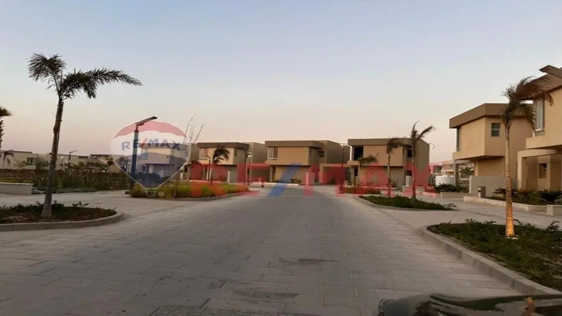 عقار فاخر مع غرف خادمة وحديقة خاصة