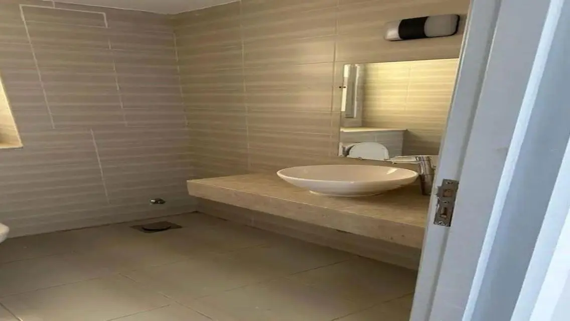 Prime located finished apartment in Palm Parks