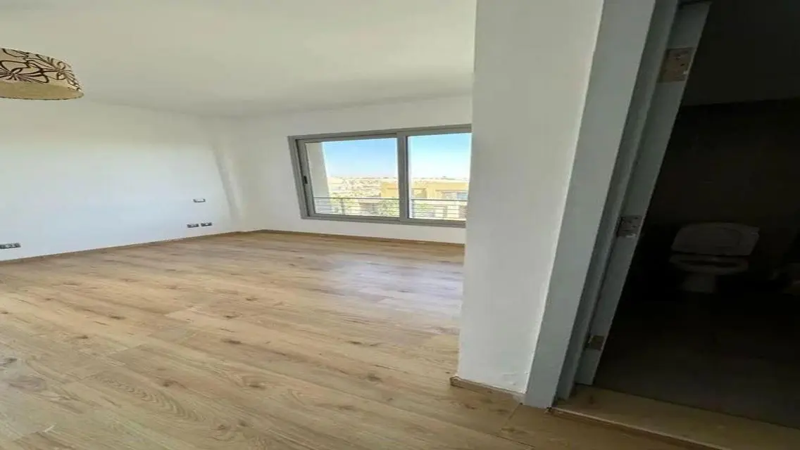 Prime located finished apartment in Palm Parks