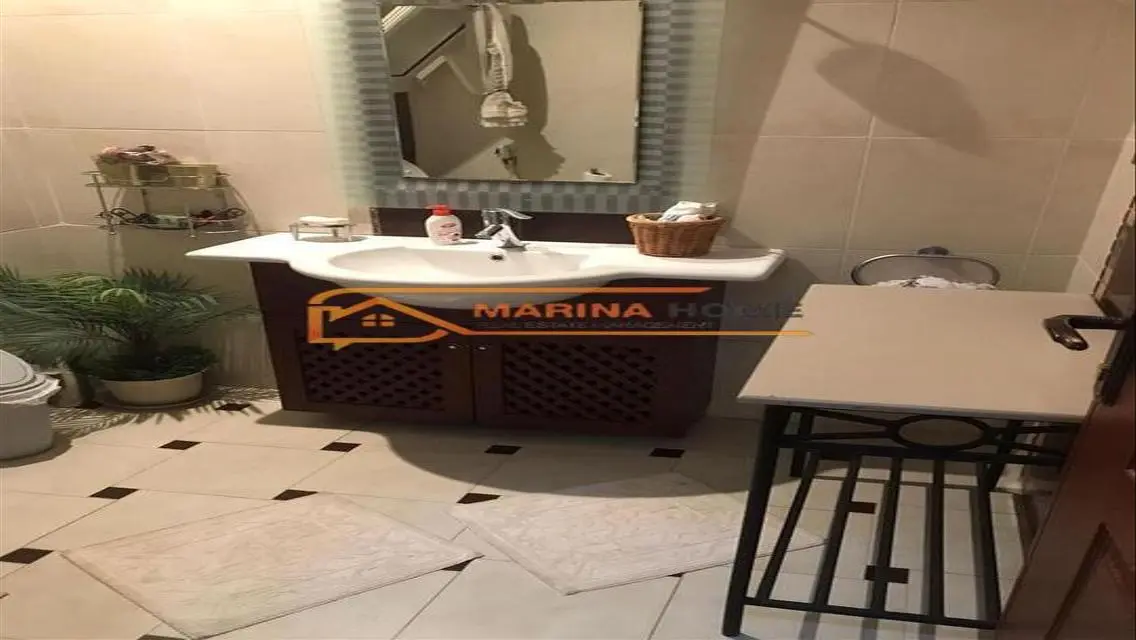 للبيع فيلا قى مارينا 1 معدلة اول صف بحر حمام سباحه