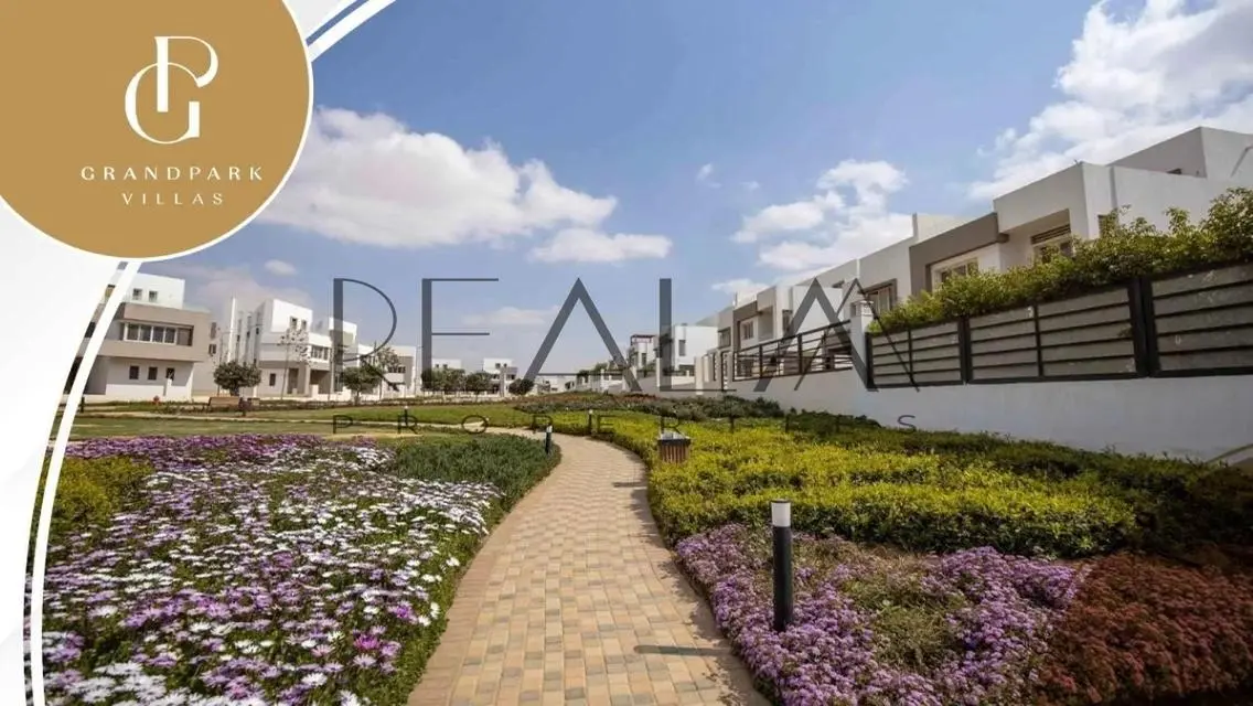 شقة باطلالة مميزة بهايد بارك علي شارع التسعين 10%