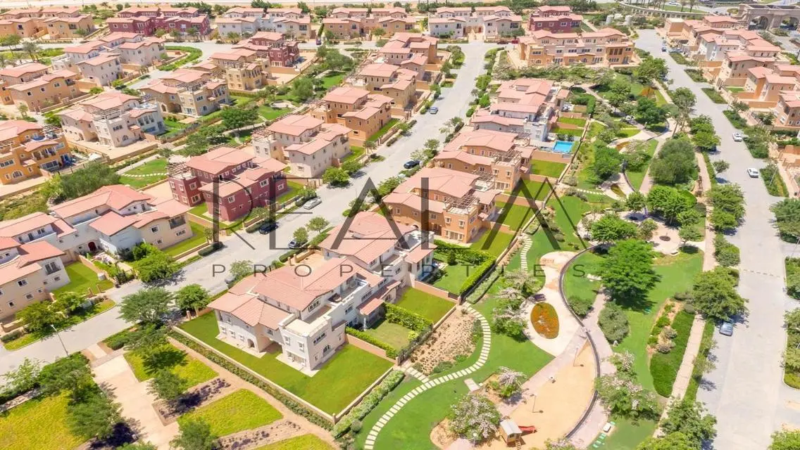 شقة باطلالة مميزة بهايد بارك علي شارع التسعين 10%