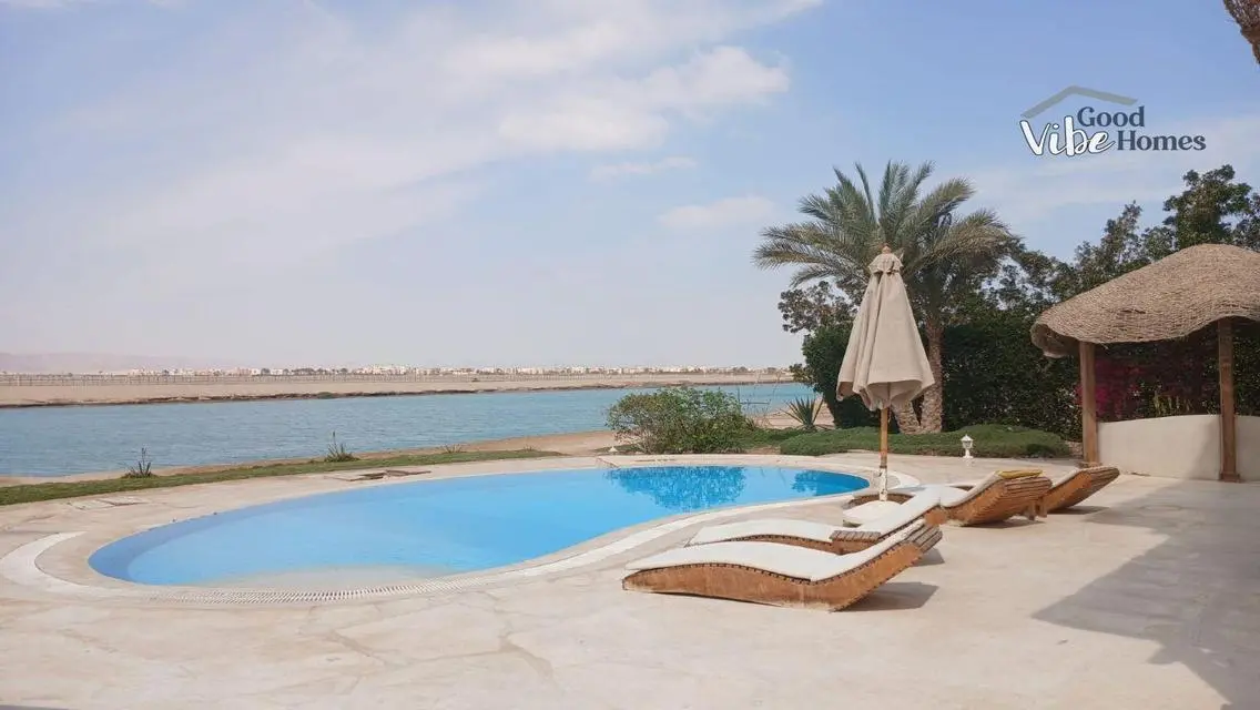 للايجار فيلا مستقلة في وايت فيلاز على بحيرة مفتوحة