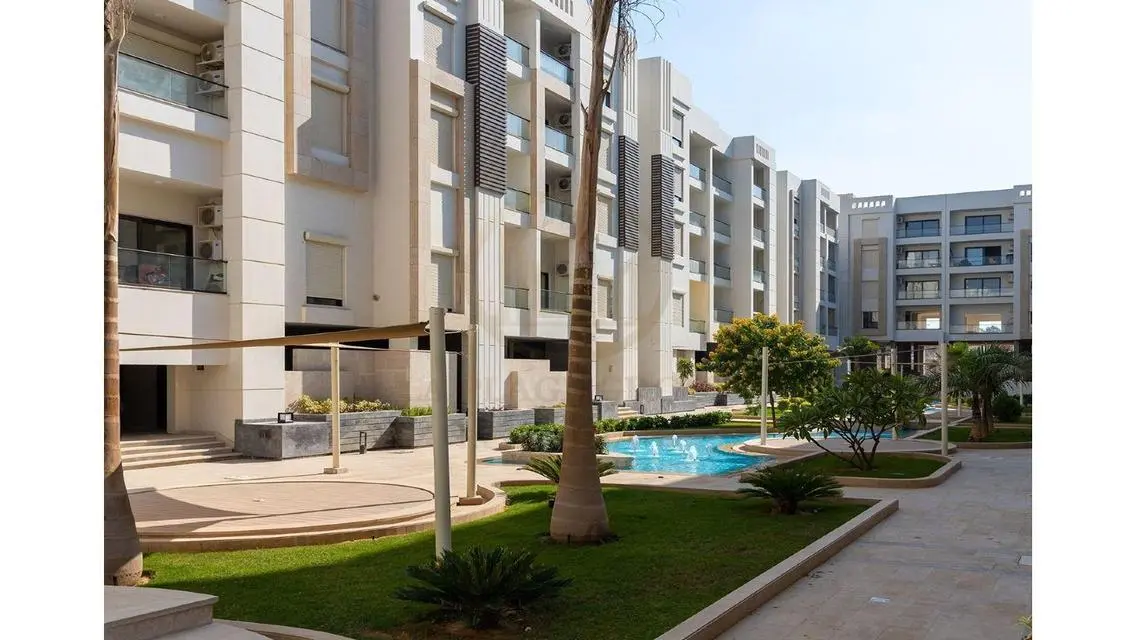 Hotel finishing next to Wadi Degla, ready to move