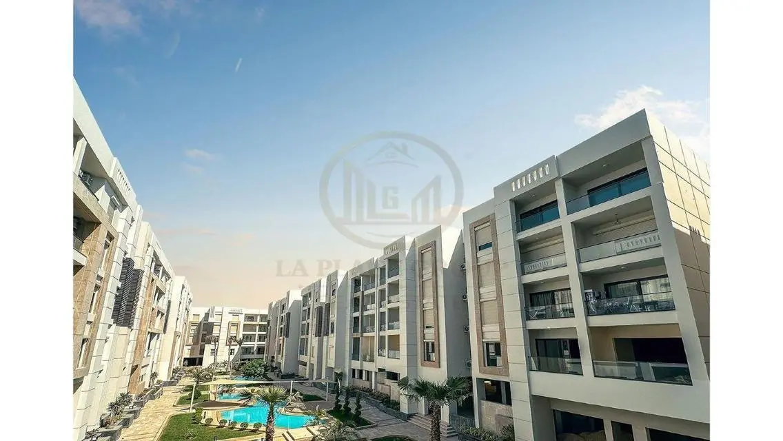 Hotel finishing next to Wadi Degla, ready to move