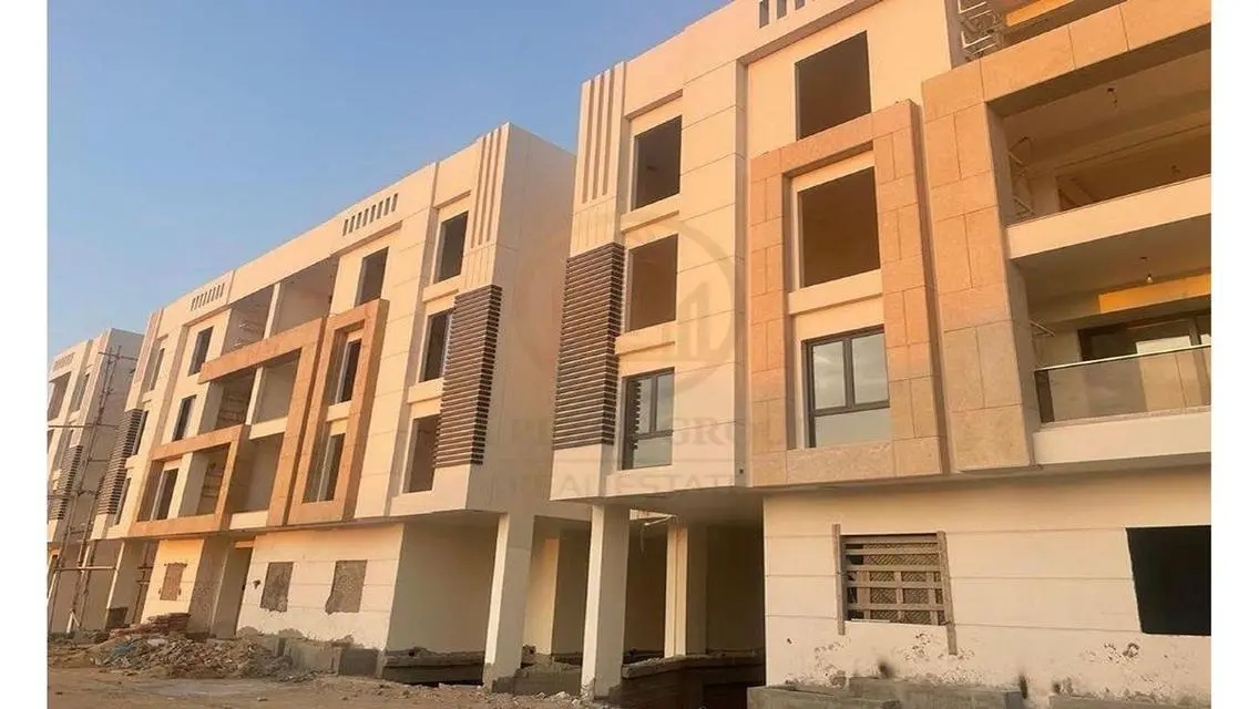 Hotel finishing next to Wadi Degla, ready to move
