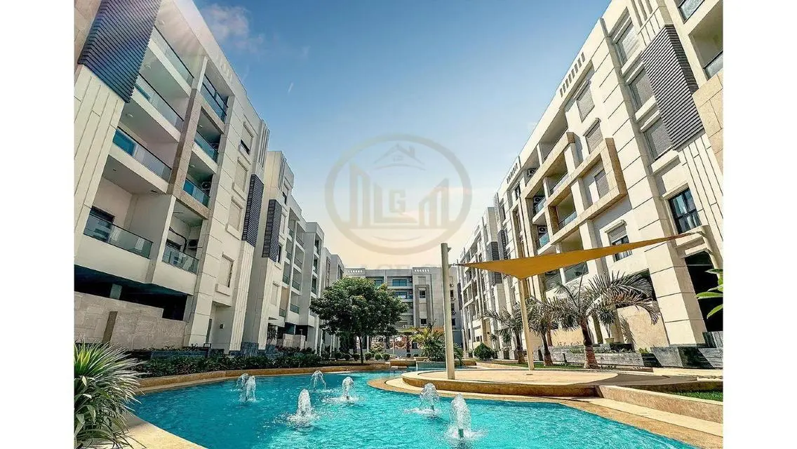 Hotel finishing next to Wadi Degla, ready to move