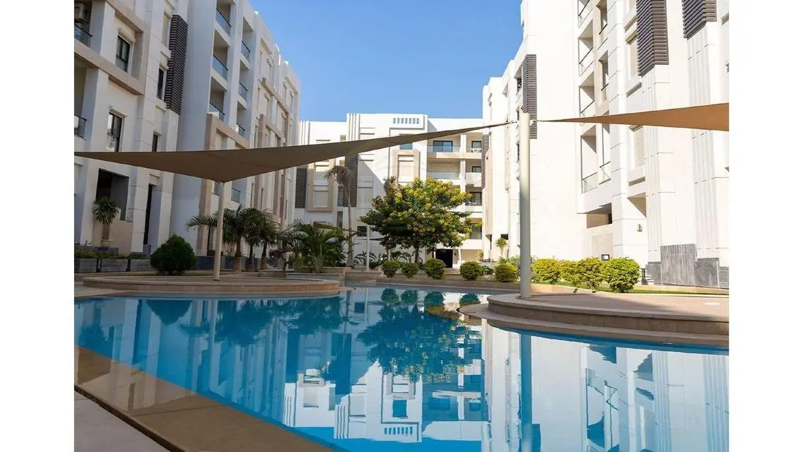 Hotel finishing next to Wadi Degla, ready to move