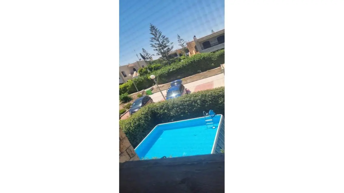 للبيع شاليه بمارينا 5 بموقع مميز بجوار الخدمات    