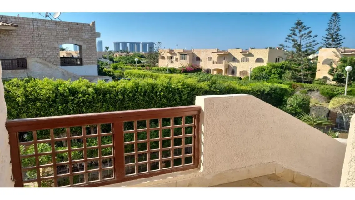 للبيع شاليه بمارينا 5 بموقع مميز بجوار الخدمات    