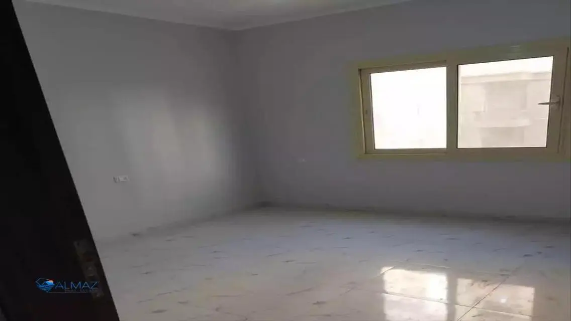 شقه للإيجار بكمبوند ريزيدنس أمام كمبوند هايد بارك