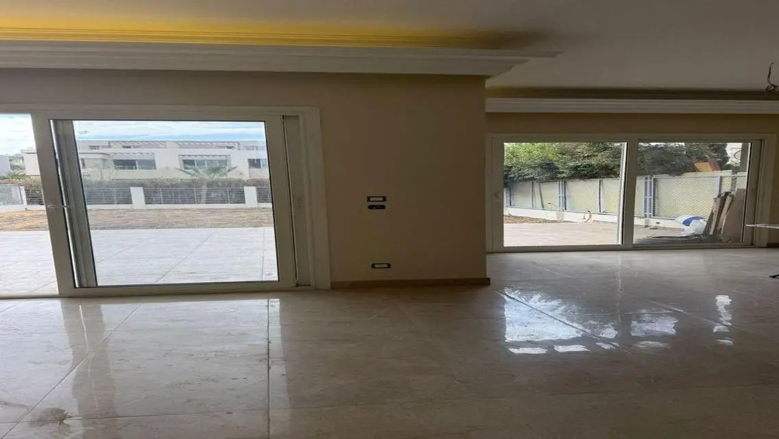 فيلا مستقلة كاملة التشطيب بالتكيفات في بالم فالي